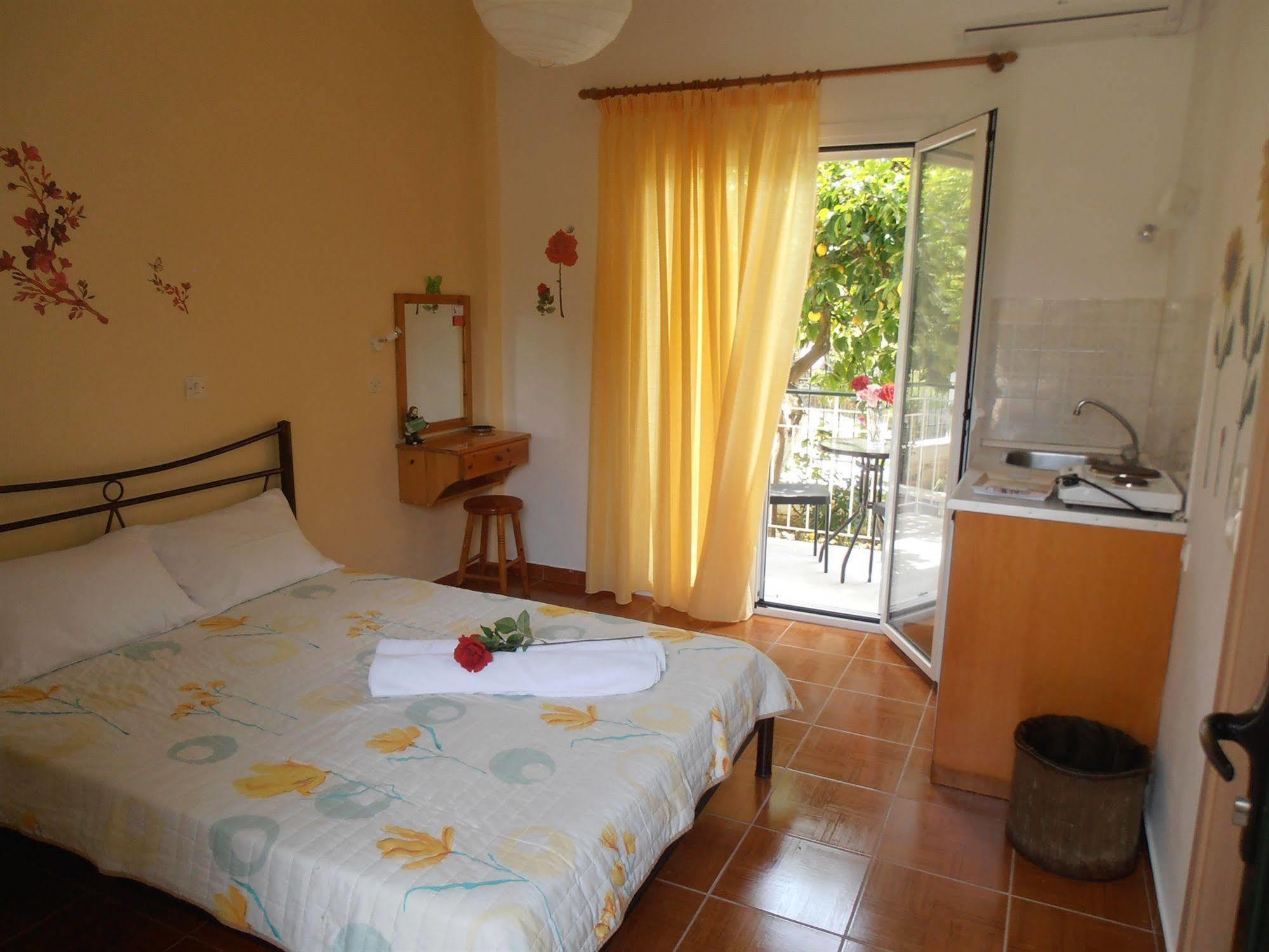 Elenas Garden Kavos
